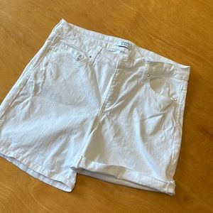White Crown & Ivy distressed shorts with stretch and 7” inseam